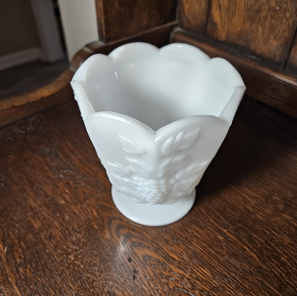 Vintage Grape vine pattern milk glass container. - Picture 6 of 11